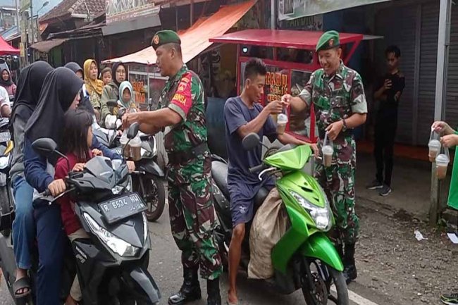 Danramil 06 Kalibening Bagikan Takjil Bersama Anggota Dan Persit Ranting 07