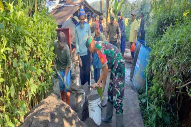 Babinsa Bersama Warga Kerja Bakti Pembuatan Jalan Usaha Tani