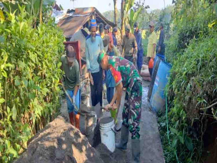Babinsa Bersama Warga Kerja Bakti Pembuatan Jalan Usaha Tani
