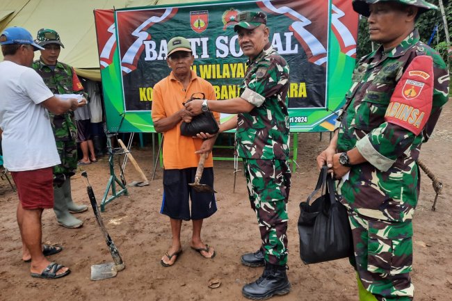 Peduli Warga Kurang Mampu Dalam Wujud Bakti Sosial Untuk Kemanunggalan TNI Bersama Rakyat Dengan Kegiatan Pembagian Sembako
