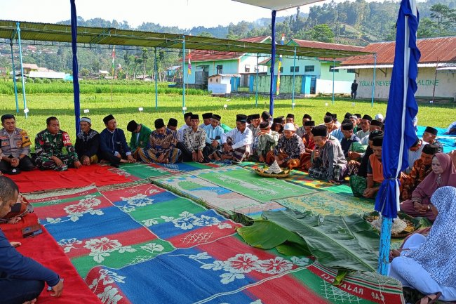 LESTARIKAN BUDAYA,BABINSA HADIRI ACARA RUWAT BUMI DI DESA BINAAN