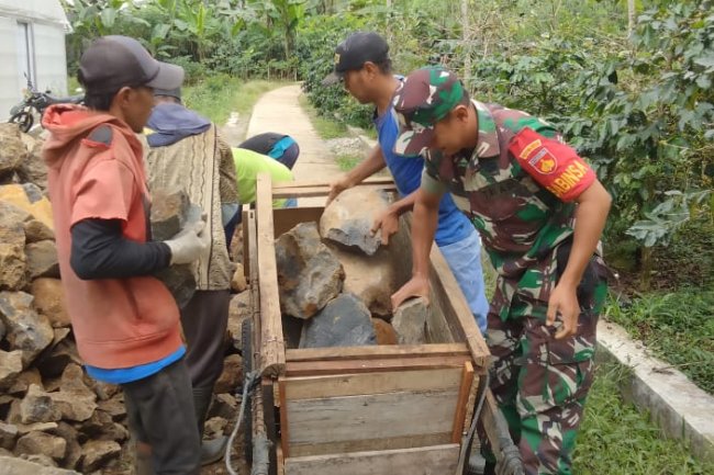 Babinsa  Bersama Warga Melaksanakan Kerja Bakti