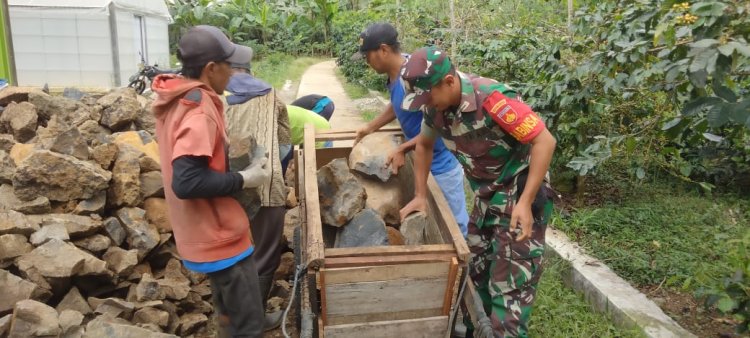 Babinsa  Bersama Warga Melaksanakan Kerja Bakti