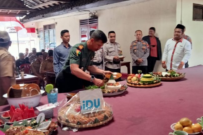 Danramil Beserta Anggota Babinsa Ramai-ramai Sambangi Polsek kalibening