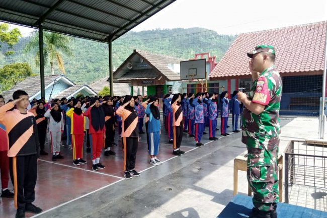 BABINSA MELATIH PBB DALAM MPLS  SMP N 4 KALIBENING