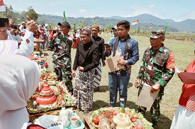PELAKSANAKAN KIRAB MERAH PUTIH SUATU BUKTI KEMANUNGGALAN TNI DENGAN RAKYAT YANG SELALU TERJAGA