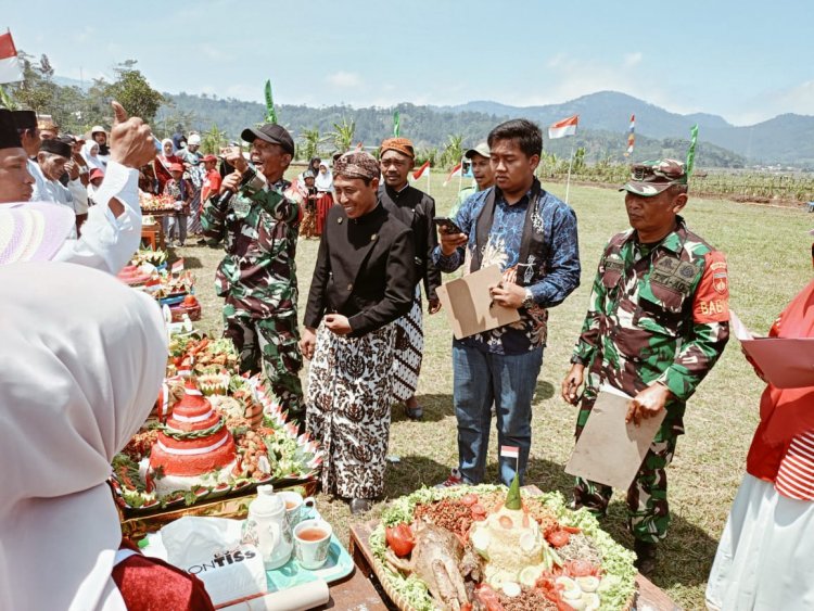PELAKSANAKAN KIRAB MERAH PUTIH SUATU BUKTI KEMANUNGGALAN TNI DENGAN RAKYAT YANG SELALU TERJAGA