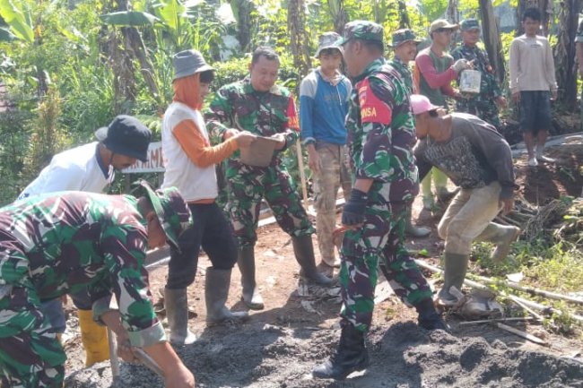 Danramil 06/KLB beserta anggota laksanakan Kerja Bakti Pembangunan Talud