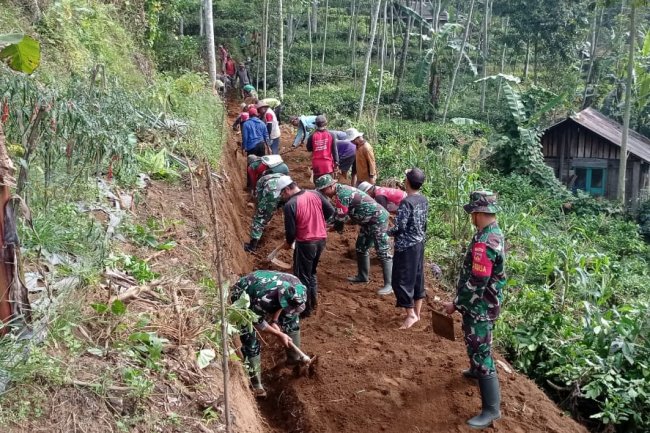 Karya Bakti Pelebara Jalan Usaha Tani Bersama Masyarakat, Wujud Kemanunggalan TNI Koramil 06/Kalibening Dengan  Rakyat.