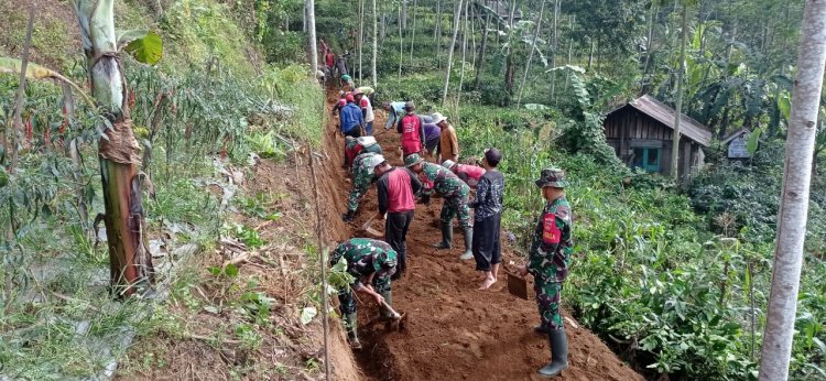 Karya Bakti Pelebara Jalan Usaha Tani Bersama Masyarakat, Wujud Kemanunggalan TNI Koramil 06/Kalibening Dengan  Rakyat.