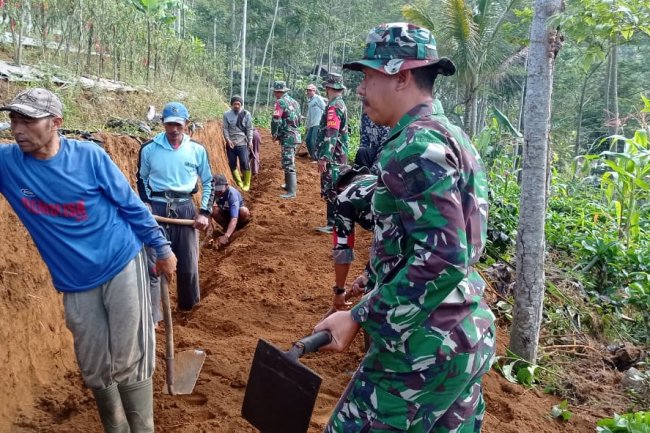 Karya Bakti Pelebaran Jalan Usaha Tani Bersama Masyarakat, Wujudkan Kemanunggalan TNI - Koramil 06/Kalibening Dengan Rakyat