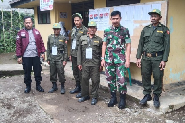 Danramil 06/KLB bersama Forkopimcam turun gunun memantau Pencoblosan di TPS Pilkada Serentak 16 desa di Kec.Kalibening Tahun 2024