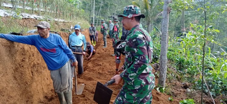 Karya Bakti Pelebaran Jalan Usaha Tani Bersama Masyarakat, Wujudkan Kemanunggalan TNI - Koramil 06/Kalibening Dengan Rakyat