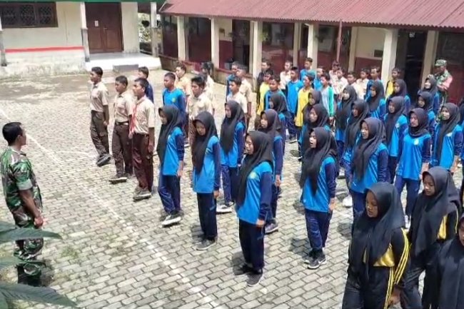 Latihan PBB Babinsa Bentuk Mental dan Karakter Siswa siswi SMPN 5 satu atap Kalibening