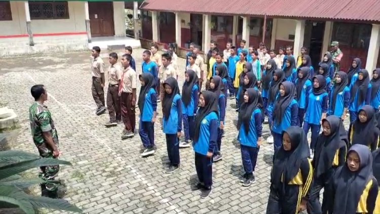 Latihan PBB Babinsa Bentuk Mental dan Karakter Siswa siswi SMPN 5 satu atap Kalibening
