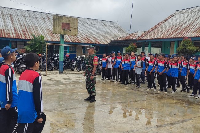 Babinsa Koramil 06/KLB Kodim 0704/Banjarnegara Berikan Pelatihan Kedisiplinan dan Peraturan Baris-Berbaris (PBB) Kepada Siswa SMP N 2 Kalibening