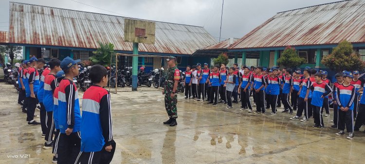 Babinsa Koramil 06/KLB Kodim 0704/Banjarnegara Berikan Pelatihan Kedisiplinan dan Peraturan Baris-Berbaris (PBB) Kepada Siswa SMP N 2 Kalibening