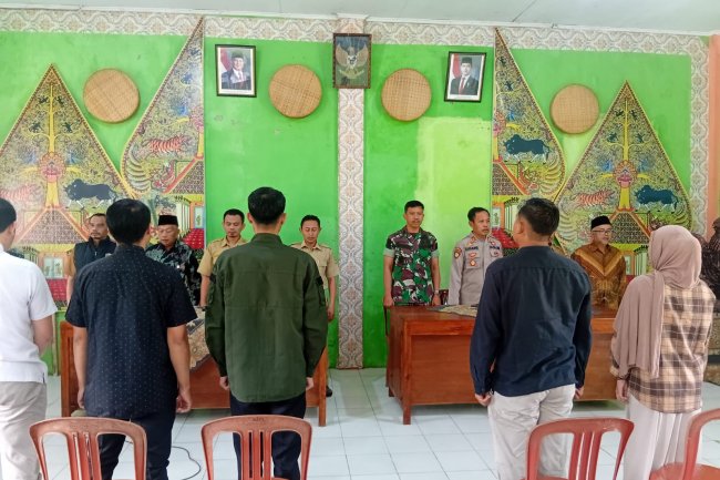 Danramil dan Babinsa menghadiri Pengecekan berkas Bakal Calon perangkat desa sirukun