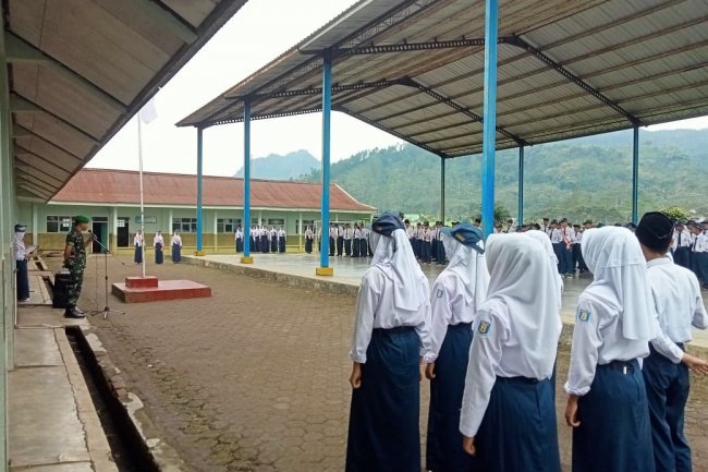 TANAMKAN KEDISIPLINAN DALAM MEMBANGUN  PARA PELAJAR YANG BERKARAKTER DANRAMIL 06/KALIBENING JADI PEMBINA UPACARA BENDERA