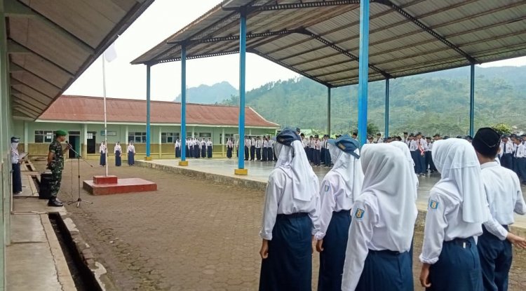 TANAMKAN KEDISIPLINAN DALAM MEMBANGUN  PARA PELAJAR YANG BERKARAKTER DANRAMIL 06/KALIBENING JADI PEMBINA UPACARA BENDERA