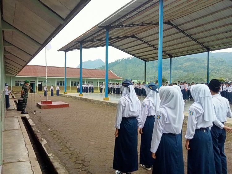 TANAMKAN KEDISIPLINAN DALAM MEMBANGUN  PARA PELAJAR YANG BERKARAKTER DANRAMIL 06/KALIBENING JADI PEMBINA UPACARA BENDERA