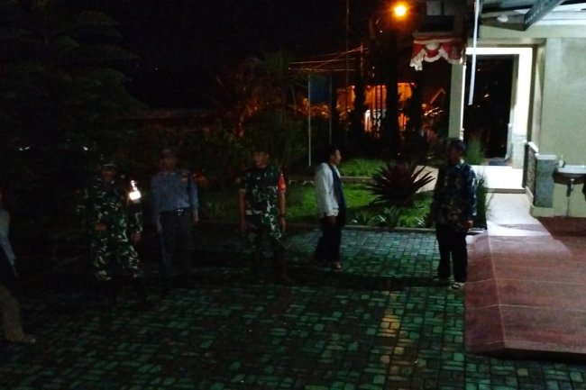 Babinsa Koramil 06/Kalibening Patroli Malam Cegah Gangguan Kamtibmas