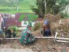Danramil 06/kalibening dan Babinsa Bergotong royong bersama warga melaksanakan pipanisasi air bersih di desa kasinoman kec. Kalibening.