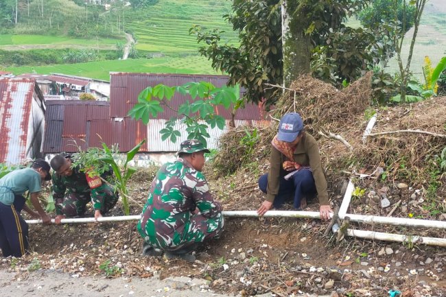 Danramil 06/kalibening dan Babinsa Bergotong royong bersama warga melaksanakan pipanisasi air bersih di desa kasinoman kec. Kalibening.
