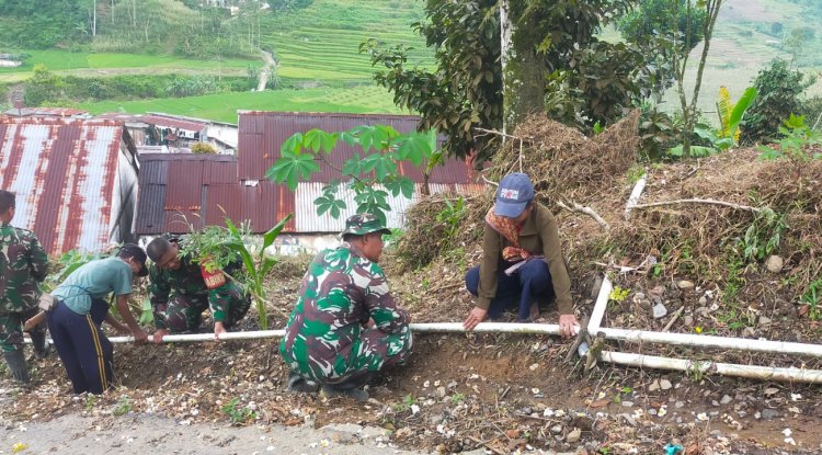 Danramil 06/kalibening dan Babinsa Bergotong royong bersama warga melaksanakan pipanisasi air bersih di desa kasinoman kec. Kalibening.