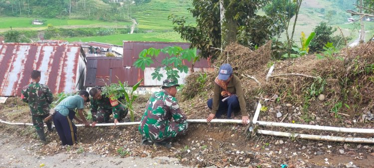 Danramil 06/kalibening dan Babinsa Bergotong royong bersama warga melaksanakan pipanisasi air bersih di desa kasinoman kec. Kalibening.